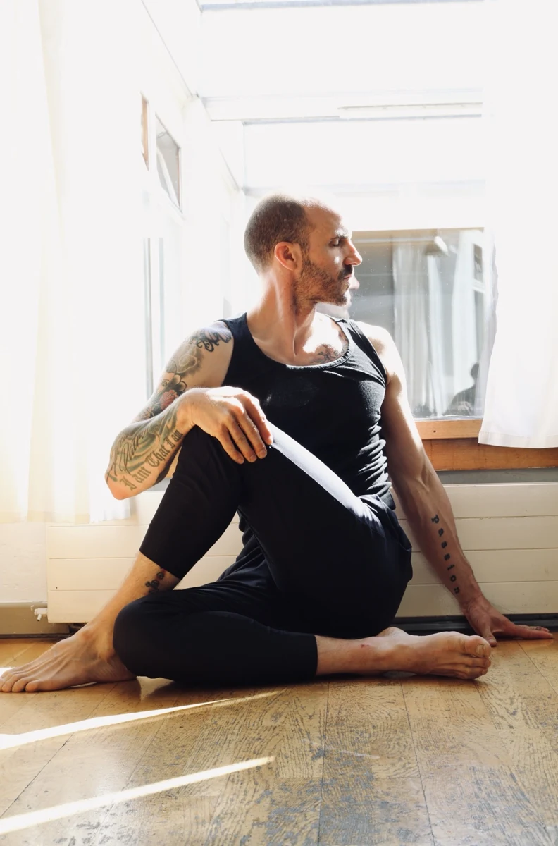 Will practising a seated yoga twist in warm natural light
